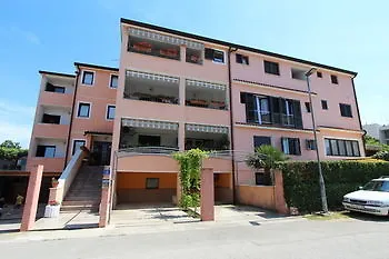 Apartman 7 * ロヴィニ