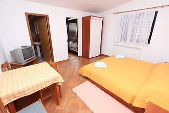 Apartman 7 ロヴィニ